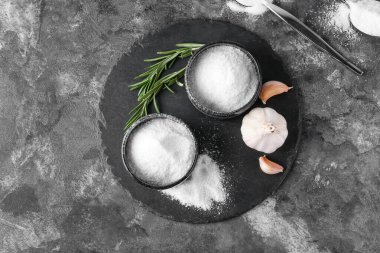 Arka planda bir kase tuz