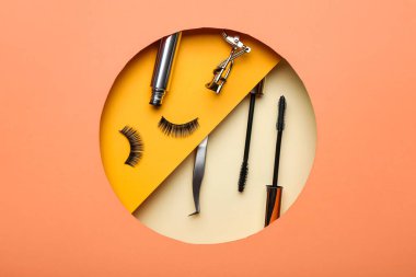 Renk arkaplanında takma kirpikli kompozisyon