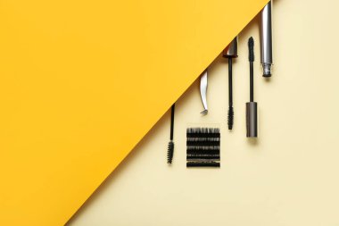 Renk arkaplanında takma kirpikli kompozisyon