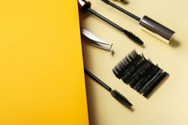 Renk arkaplanında takma kirpikli kompozisyon