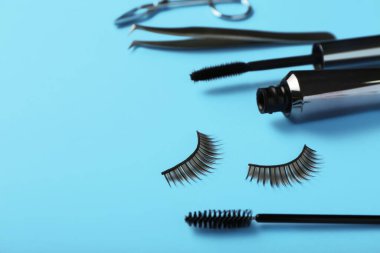 Renk arkaplanında takma kirpikli kompozisyon