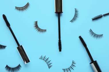 Renk arkaplanında takma kirpikli kompozisyon