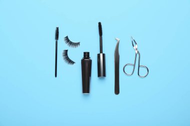 Renk arkaplanında takma kirpikli kompozisyon