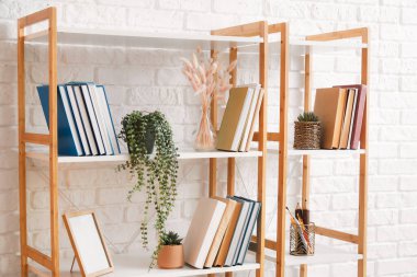 Modern raf üniteleri tuğla duvarın yanında