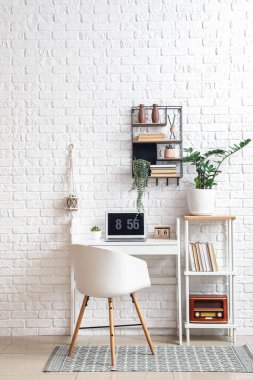 Modern işyerine sahip bir oda.