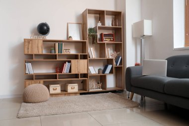 Rafları ve kanepesi olan modern bir oda.