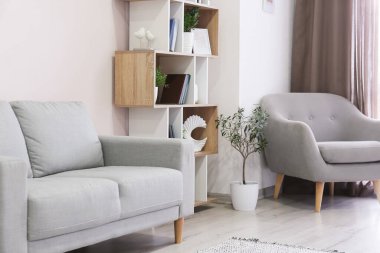 Modern oturma odasının içi.