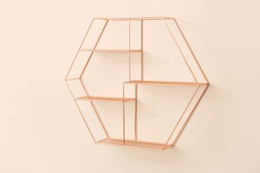 Renkli duvarda asılı modern raf