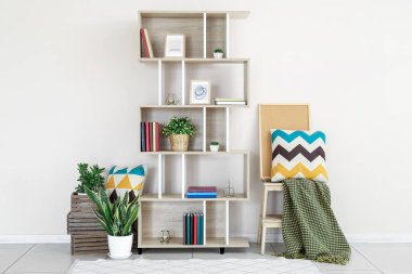 Raf üniteli modern odanın içi