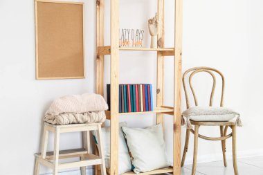 İçinde raf ve sandalye olan modern bir oda.