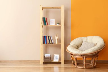 Raf ünitesi ve koltuğu olan modern odanın içi