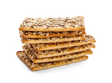 Beyaz arka planda tohumları olan lezzetli krakerler