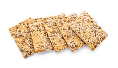 Beyaz arka planda tohumları olan lezzetli krakerler