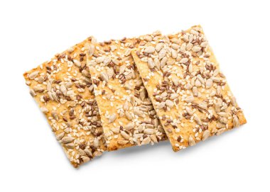 Beyaz arka planda tohumları olan lezzetli krakerler