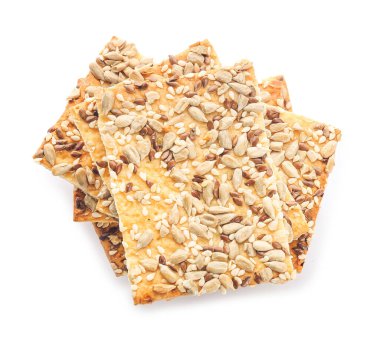 Beyaz arka planda tohumları olan lezzetli krakerler