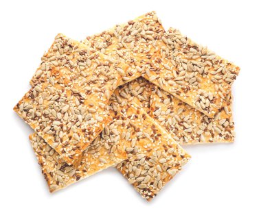 Beyaz arka planda tohumları olan lezzetli krakerler