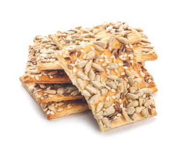 Beyaz arka planda tohumları olan lezzetli krakerler