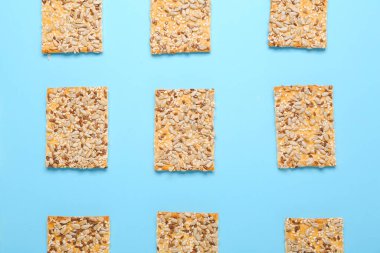 Renkli arkaplanda tohumları olan lezzetli krakerler