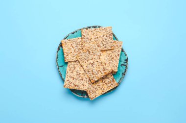 Renkli tabakta çekirdekleri olan lezzetli krakerler