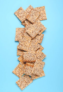 Renkli arkaplanda tohumları olan lezzetli krakerler