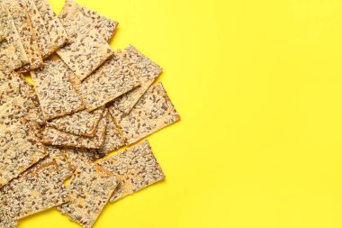 Renkli arkaplanda tohumları olan lezzetli krakerler