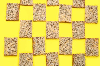 Renkli arkaplanda tohumları olan lezzetli krakerler