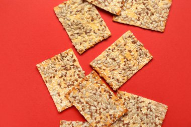 Renkli arkaplanda tohumları olan lezzetli krakerler