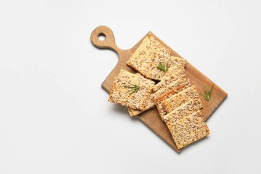 Beyaz arka planda tohumları olan lezzetli krakerler