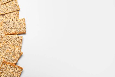 Beyaz arka planda tohumları olan lezzetli krakerler