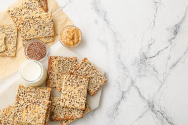 Hafif arka planda tohumları olan lezzetli krakerler.