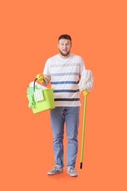 Arka planda temizlik malzemesi olmasına şaşırdım.