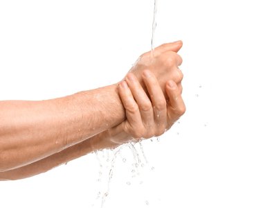 Beyaz arka planda ellerini yıkayan adam.