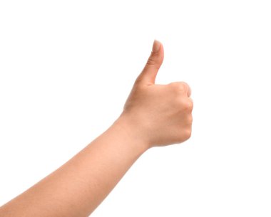 Beyaz arka planda baş parmak hareketi gösteren bir kadın el.