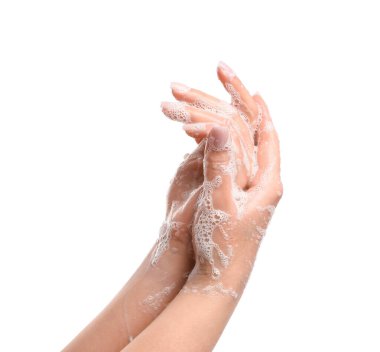 Beyaz arka planda ellerini yıkayan kadın.