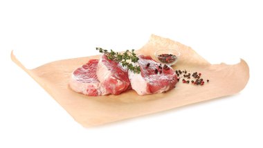 Beyaz arka planda baharatlı taze çiğ et.