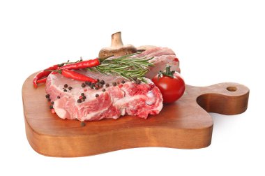 Beyaz arka planda taze çiğ et ve baharat bulunan tahta