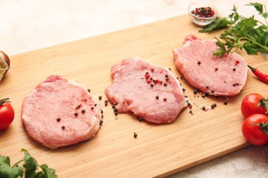 Hafif arka planda taze et ve baharatlı pano, yakın plan.