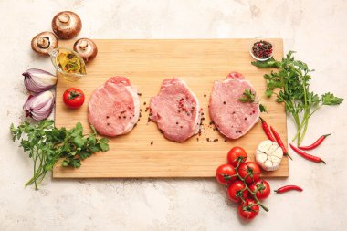Hafif arka planda taze çiğ et ve baharatlı pano