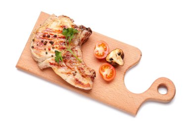 Beyaz arka planda lezzetli biftek ve baharatlar olan pano.