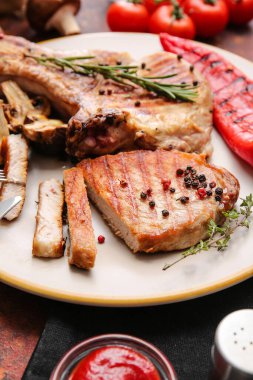 Lezzetli biftek tabağı ve arkaplanda baharatlar, yakın plan.