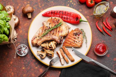 Lezzetli biftek tabağı ve arkaplanda baharatlar.