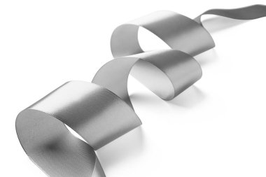 Beyaz arkaplanda gümüş kurdele