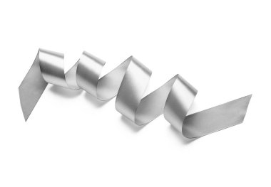 Beyaz arkaplanda gümüş kurdele