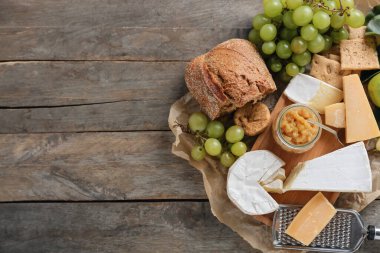 Farklı peynirli armut reçeli ve ahşap zemin üzerinde ekmek.