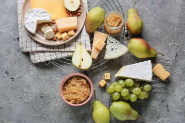 Grunge arka planında farklı peynirler olan lezzetli armut reçeli