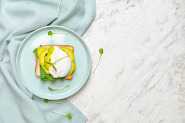 Beyaz arka planda lezzetli sandviçli tabak.