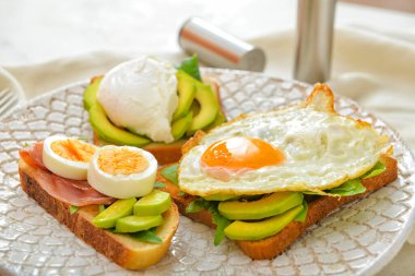 Lezzetli sandviçlerle dolu tabaklar, yakın plan.