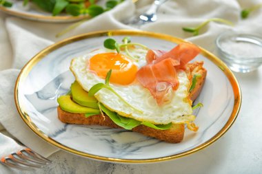 Masada lezzetli bir sandviç tabağı.