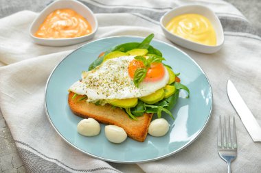 Masada lezzetli bir sandviç tabağı.