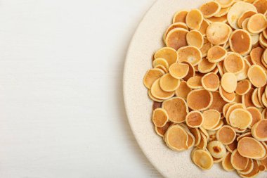 Beyaz ahşap arka planda lezzetli mini krepler.